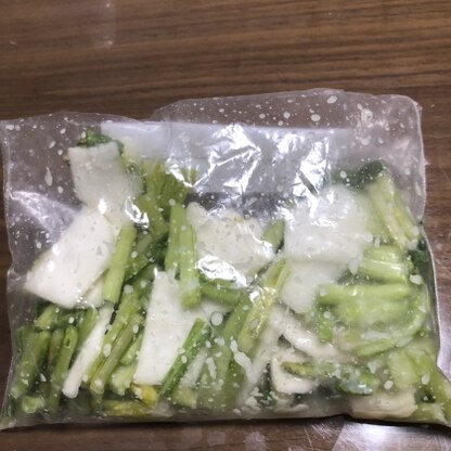 塩麹を初めて漬けてみました。
これから冷蔵庫で寝かせて、食べ頃が楽しみです！